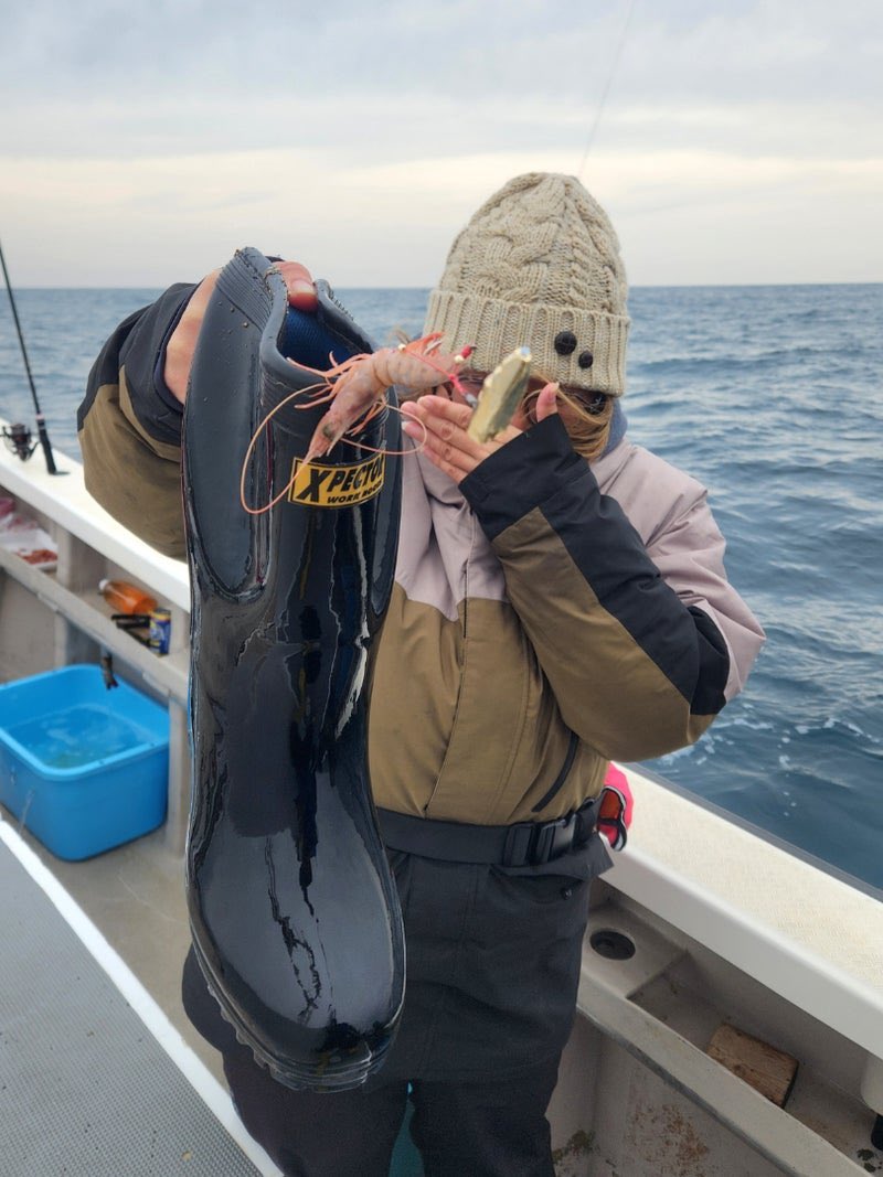 pon39_fishing's tweet photo. 本日、午後のマダイ船。
海釣りで、がっつり沖で、25cmの長靴釣れた👢😳‼️
一生に一度の釣果かもしれん🤣
#あままさ丸

文字数制限の為、経過はあままさ丸さんの釣果ブログ読んでね🤗
https://t.co/21MDffVa54 https://t.co/xjP3uZ900f