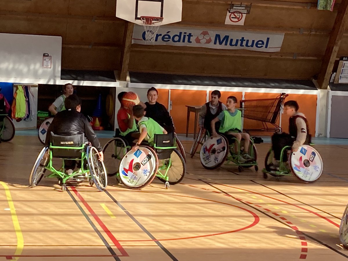 Journée Handisport destinée aux classes de 5e
Au programmes divers ateliers de mise en pratique #inclusion
 Bravo aux participants pour leur sérieux et à l’équipe EPS pour l’organisation de cette belle journée 
@Handisport79
<a href="/DSDEN79/">DSDEN Deux-Sèvres</a> <a href="/acpoitiers/">Académie de Poitiers</a>