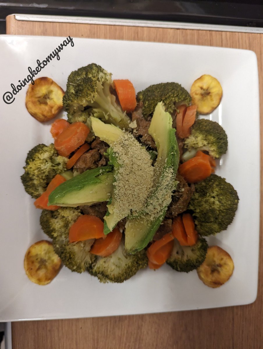 doingketomyway's tweet photo. Indulge in this delightful keto creation! Chopped pork nestled in the center, surrounded by a colorful array of broccoli and carrots in a circular pattern. Four small plantains add a touch of sweetness in the corners, while creamy avocado, spiral-cut over the pork, adds a burst of flavor. Nutritional yeast sprinkled on top completes this nutritious and satisfying meal! 🍽️🥩🥦🥕🥑🍌 #Keto #LowCarb #HealthyEating #Pork #Broccoli #Carrot #Plantain #Avocado #NutritionalYeast #KetoDiet #KetoLifestyle #DeliciousFood #Nutritious #FlavorfulBalance #KetoMeal #KetoFriendly #KetoInspiration #HealthyChoices #LowCarbLife #AvocadoLove #PlantBased #NutrientRich #Foodie #FoodArt #BalancedDiet #CleanEating #Veggies #FoodPhotography #TastyTreats #FitFood #EatWell #CookingInspo #FoodForFuel #WellnessJourney #FitnessFuel #SimpleMeals #HomeCooking #ChefLife #FoodForThought