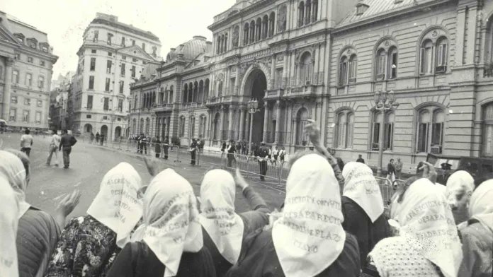 Hoy, 24 d marzo, Día d la Memoria x la Verdad y la Justicia en Argentina, leo el testimonio q ntra hermana Graciela Ramírez ofreció p el libro 'El renacer d la cigarra': 'Desconocer el destino d un desaparecido es una herida inmensa, q desgarra, abierta siempre'. #NoAlFascismo