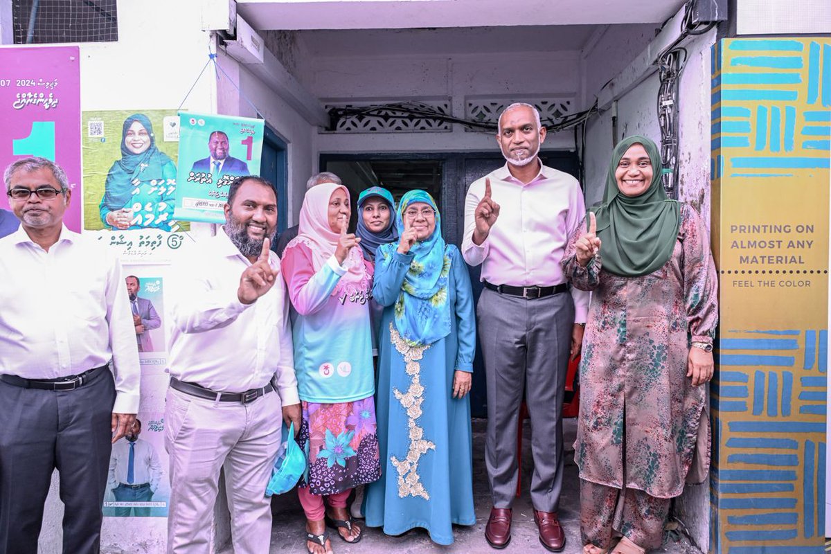 ShixnaHaleemath's tweet photo. Raees @MMuizzu baiverive vadaigannava Majlis2024 MahchanGolhi Uthuru dhaairaage PPM PNC Candidate @ibrahimjanab ah thaaeedh hoadhumah kuriyah gendhiya Door to Door Campaign
#Majilis2024  
#MuizzuDhuveli  
#Ibbe2024  
#MachangolhiUthuru 
#T07 
#DhiveheengeRaajje
#ibbejanab2024 https://t.co/tugQhSC0GV