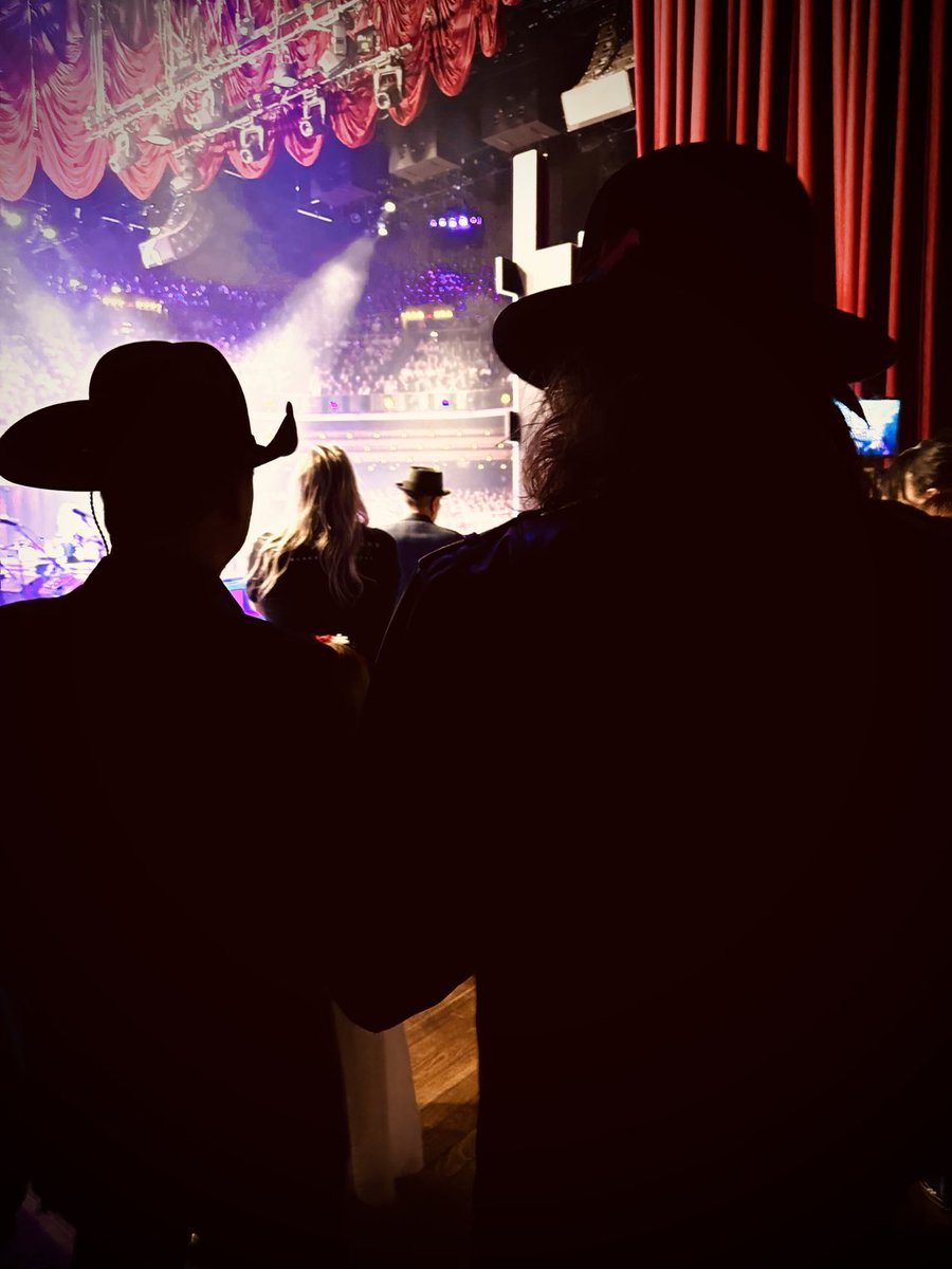 No matter how many stages we’ve played, waiting in the wings to play the ⁦@opry⁩ is always an exciting feeling! We had a blast🇺🇸 ⁦@bigandrich⁩