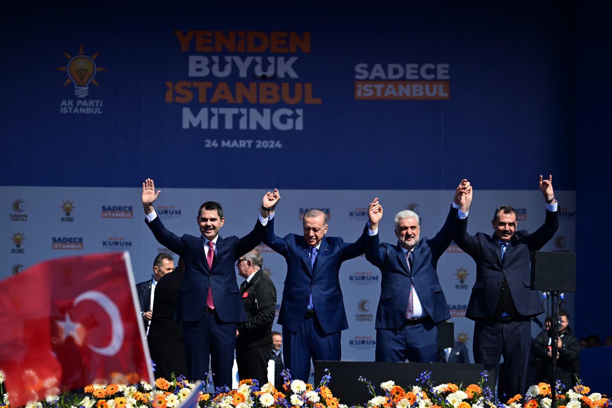 Sayın Cumhurbaşkanımızın teşrifleriyle gerçekleşen Yeniden Büyük İstanbul Mitingi'ne katıldık. Şahit olduk ki; İstanbullu hemşehrilerimiz İstanbul'u yeniden emin ve ehil ellere teslim etmek istiyor. #BirlikteBaşaracağız