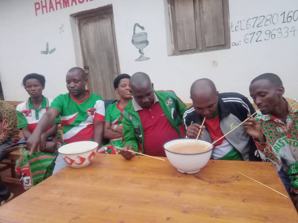 Cnddfdd_Rwibaga's tweet photo. Inyuma y ivyo bikorwa abagumyabanga baciye bagenda gusangirira hamwe induhuri izo mvukira baje batekereye abagumyabanga mvukira.
#GeneralNeva
#R_Ndikuriyo
#CnddfddBujumbura
#CnddfddRwibaga
#M_Doriane https://t.co/35xfsi37fZ