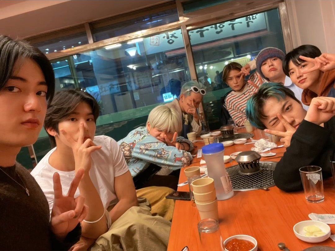 จะมาดินเนอร์กับแฟนวันครบรอบ แล้วไอพวกที่เหลือมาไงว่ะ