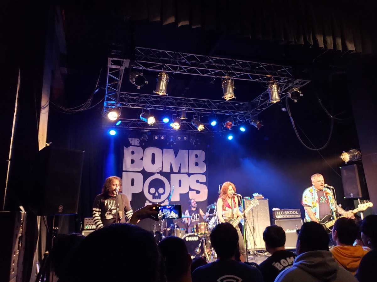 7Wc1nSWQJ5NwegH's tweet image. 機材トラブルとか色々ありましたが,バンドメンバー明るくて良かった🎵CA in JULY,Notre Dam,Outta Hand,Zero Remorseとか聴けた🎤linoleumカバーで飛べた.Useless idのカバーも. #BOMBPOPS