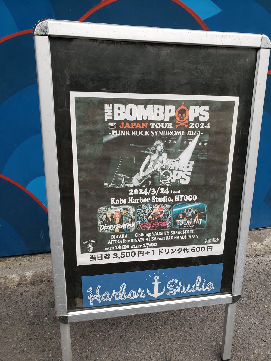 7Wc1nSWQJ5NwegH's tweet image. 機材トラブルとか色々ありましたが,バンドメンバー明るくて良かった🎵CA in JULY,Notre Dam,Outta Hand,Zero Remorseとか聴けた🎤linoleumカバーで飛べた.Useless idのカバーも. #BOMBPOPS