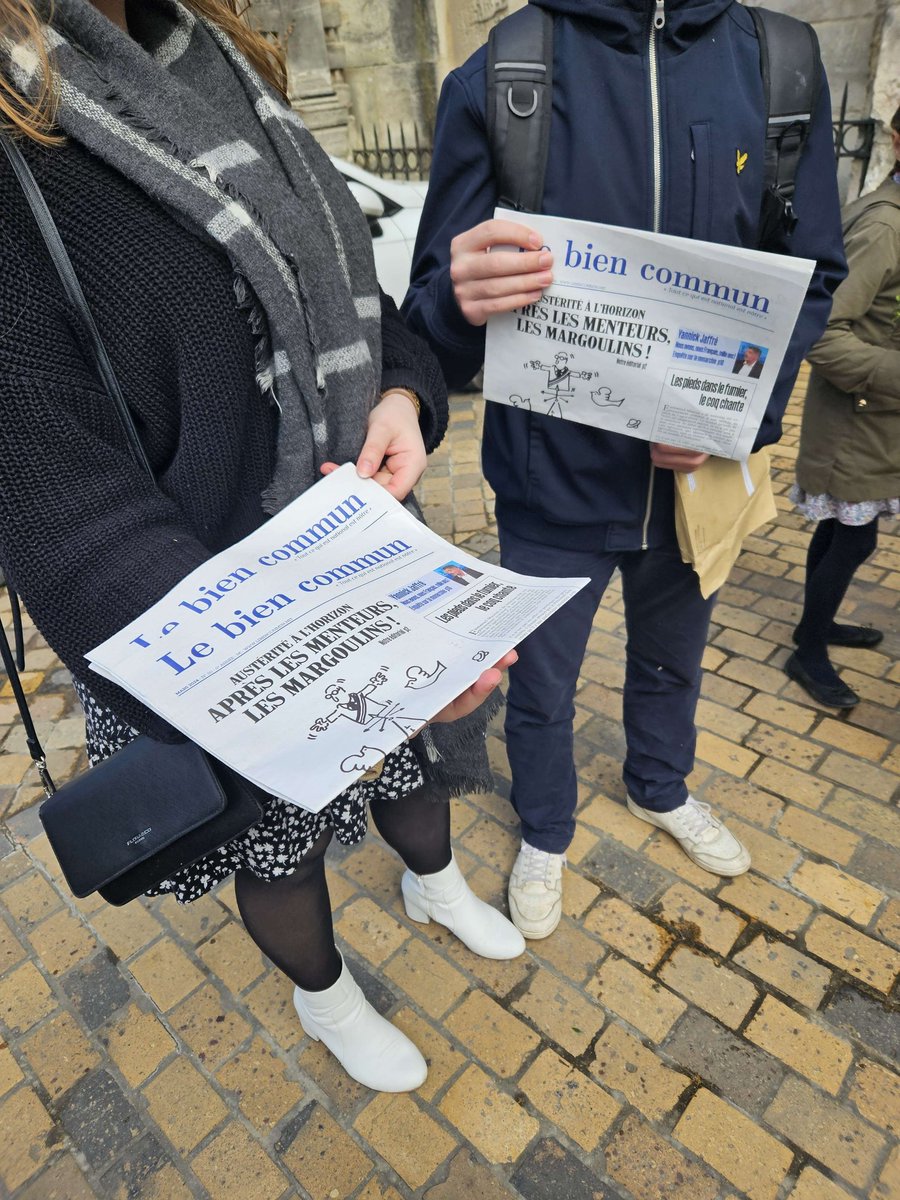 🟦⬜🟥 Nos militants étaient auprès des Bordelais ce matin pour une vente de notre journal @lebiencommun_af. 
Vous aussi lisez la presse royaliste ! 
#Bordeaux #PatriotesBordelais #JeunesseRoyaliste