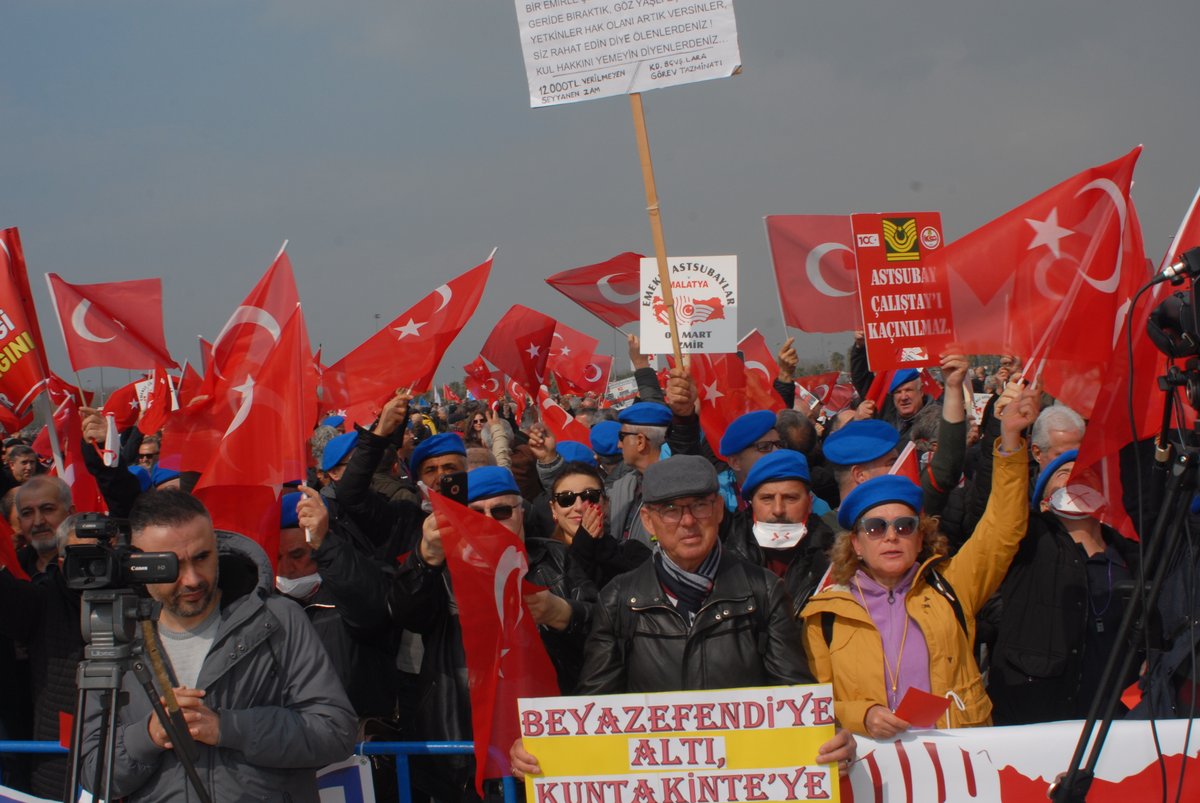 İstanbul Büyük Astsubay Mitingi 16 Mart 2024 görüntülerinden Bu haklı mücadeleye destek veriyorsan alıntıya gir beğen, yeniden gönder ve alıntıla... #BüyükAstsubayMitingi YER; ALTIN SIRMA GÖK; AY-YILDIZ @RTErdogan @celebimehmeta @eczozgurozel @ErbakanFatih @zorlu77…