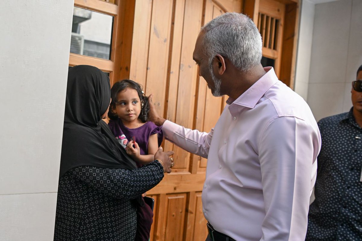 kevincosna's tweet photo. Raees @MMuizzu baiverive vadaigannava Majlis2024 MahchanGolhi Uthuru dhaairaage PPM PNC Candidate @ibrahimjanab ah thaaeedh hoadhumah Door to Door Campaign kuriyah dhanee
#Majilis2024
#MuizzuDhuveli
#Ibbe2024
#MachangolhiUthuru
#T07
#DhiveheengeRaajje https://t.co/pEd3UXIKpr