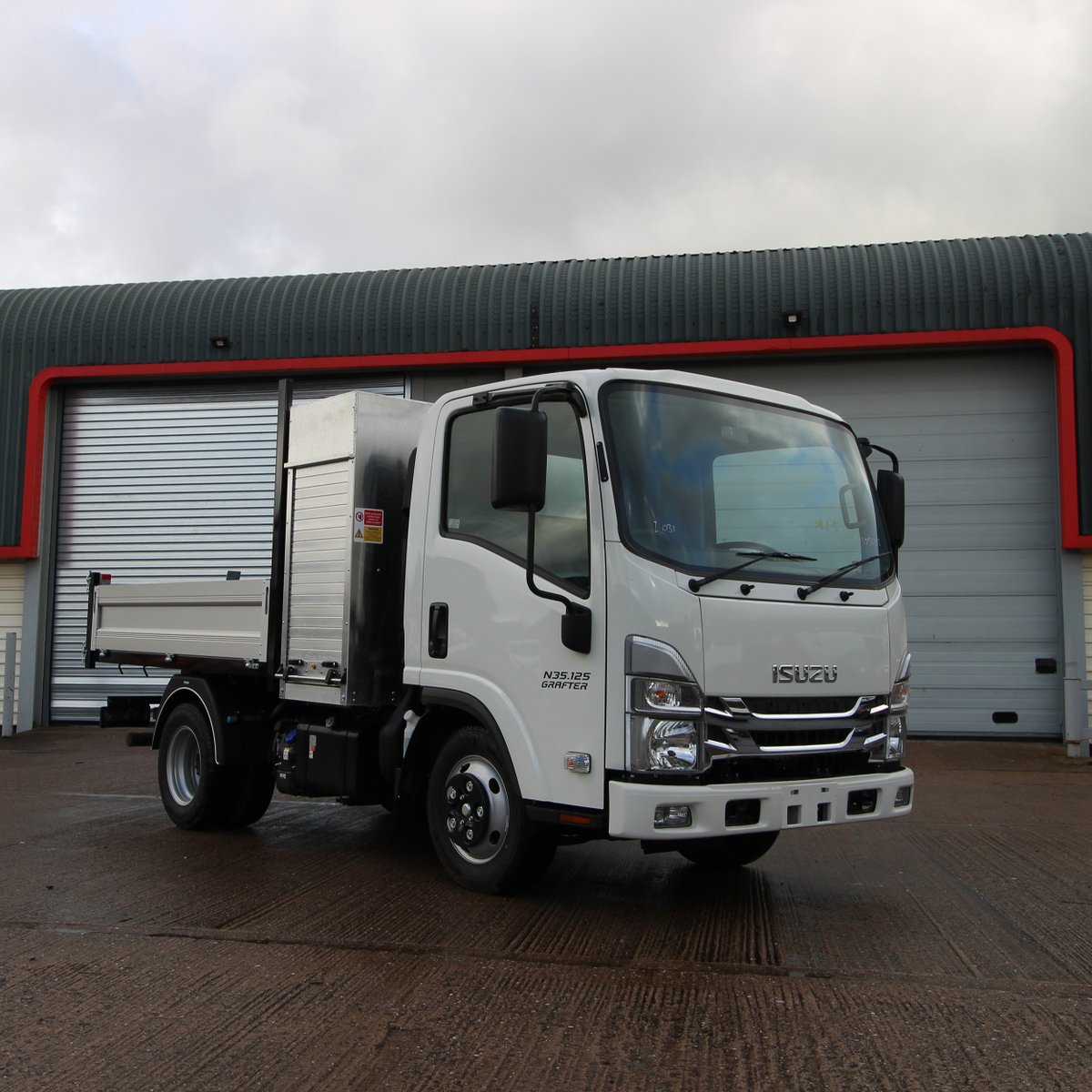 We're getting up close &amp; personal with our N35.125 Grafter tipper with tool pod🔎 

Perfect for all of your #landscaping needs!✨

#isuzutruck
