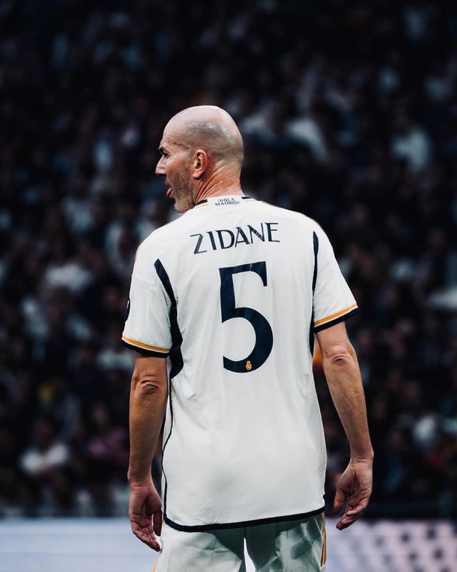 Les plus grands milieux du monde : 

1: Zidane 
2: Modric 
3: Kroos 
4: Xavi 
5: Iniesta 
6: Pirlo
7: Matthaus
8: Casemiro 
9: Bellingham 
10: Gullit 

Des changements ?