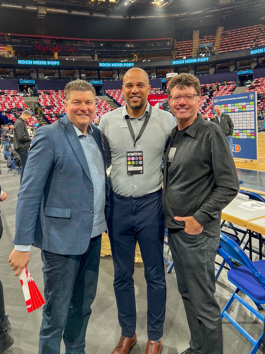 Herzlichen Glückwunsch 🎈🎊 🏀 liebe ⁦<a href="/hamburgtowers/">Veolia Towers Hamburg</a>⁩ zum 10.Jährigen 🎂 ! Habe für ⁦<a href="/Senat_Hamburg/">Hamburger Senat</a>⁩ in der ⁦<a href="/BarclaysArena/">Barclays Arena</a>⁩ gratuliert &amp; weitere Unterstützung der Projekte angekündigt. Hamburg ist stolz auf Euch &amp; Euer soziales Engagement für Wilhelmsburg🙏💪!