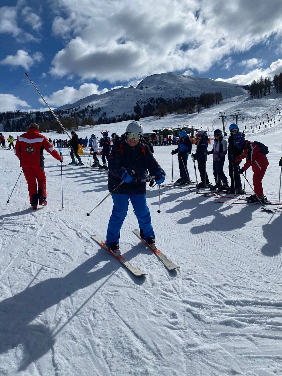 Day 1 skiing and everyone is enjoying their first lesson ⛷️❄️