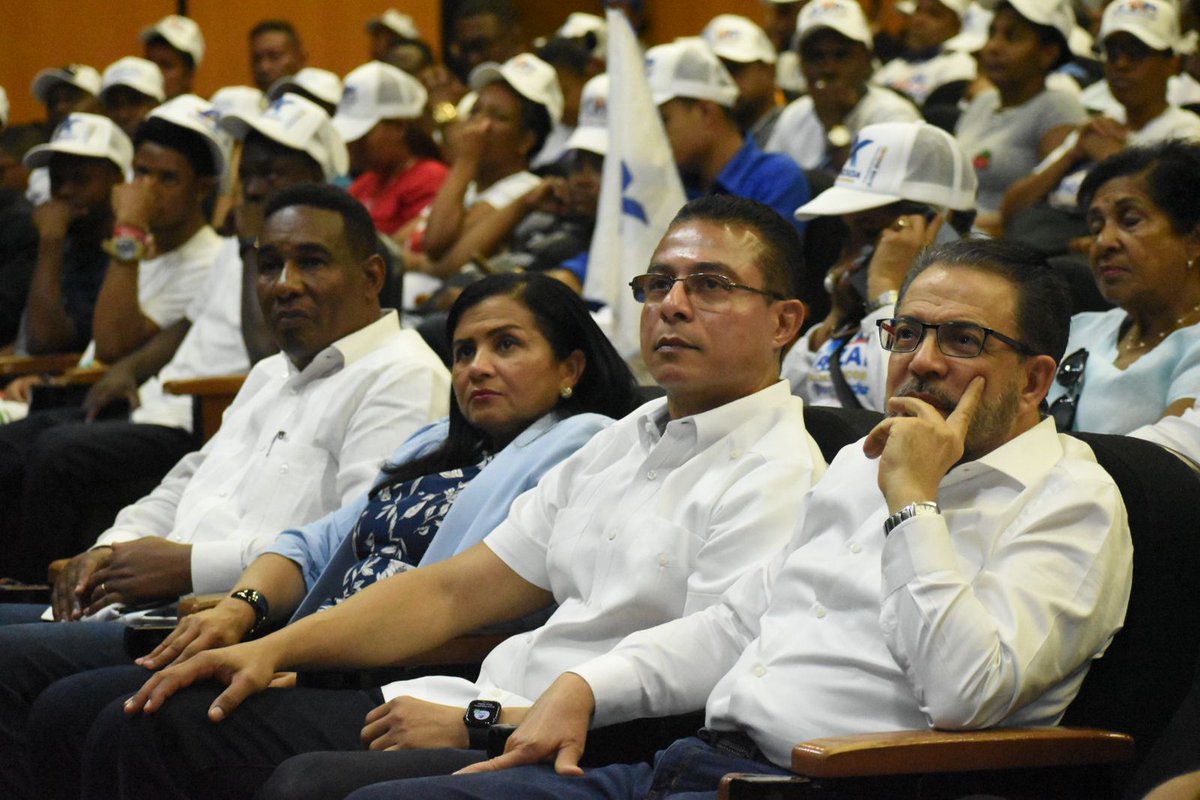 AvanzadaModerna's tweet photo. @alberto_atallah coordinador del equipo de campaña del #DN Nacional del senador @MorenoGuillermo, aseguró, que se está trabajando de manera ardua día y noche para que el 19 de mayo, la victoria sea contundente. 

¡El cambio es una realidad! 

#TeamCamacho
#AvanzadaConGuillermo https://t.co/DgALPCkY8S