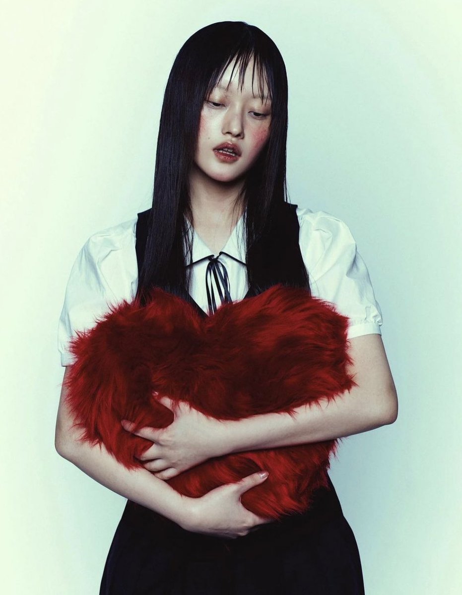 mugIerette's tweet image. “Hurt” photographed by Yeyoung Choi