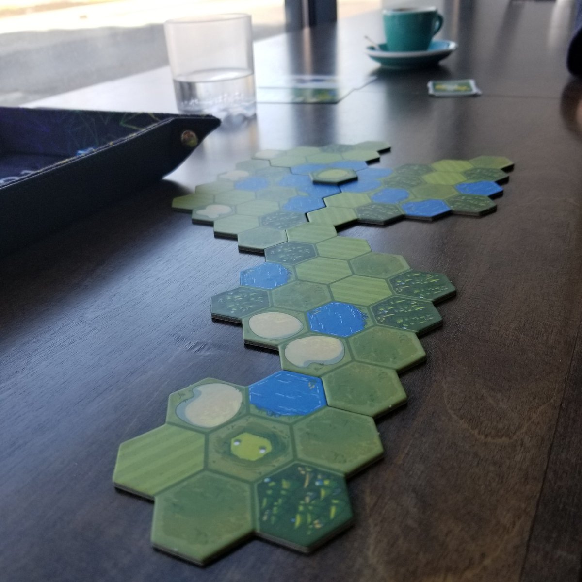 varianthex's tweet image. Every once and a while we find a light game we just *vibe* with 😌
Roll in One gives you endless combinations of courses, and the rules are flexible enough to create all kinds of variants ⛳
---------------
⚙ Randy O&apos;Connor
🖌 Thomas Ketchen
🏭 Randy O Games