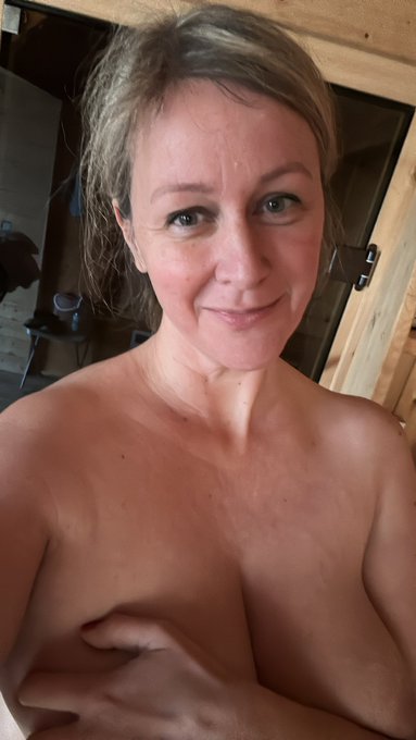 Du willst das ganze Selfie ? Dann schnell hier eine Pm : https://t.co/zLW1CSLthD ❤️ #saunagirl #aprilwetter #milf<a href="/tag/curvy"class="tags"><span>#curvy</span></a><a href="/tag/milf"class="tags"><span>#milf</span></a><a href="/tag/nackt"class="tags"><span>#nackt</span></a><a href="/tag/saunagirl"class="tags"><span>#saunagirl</span></a><a href="/tag/aprilwetter"class="tags"><span>#aprilwetter</span></a>