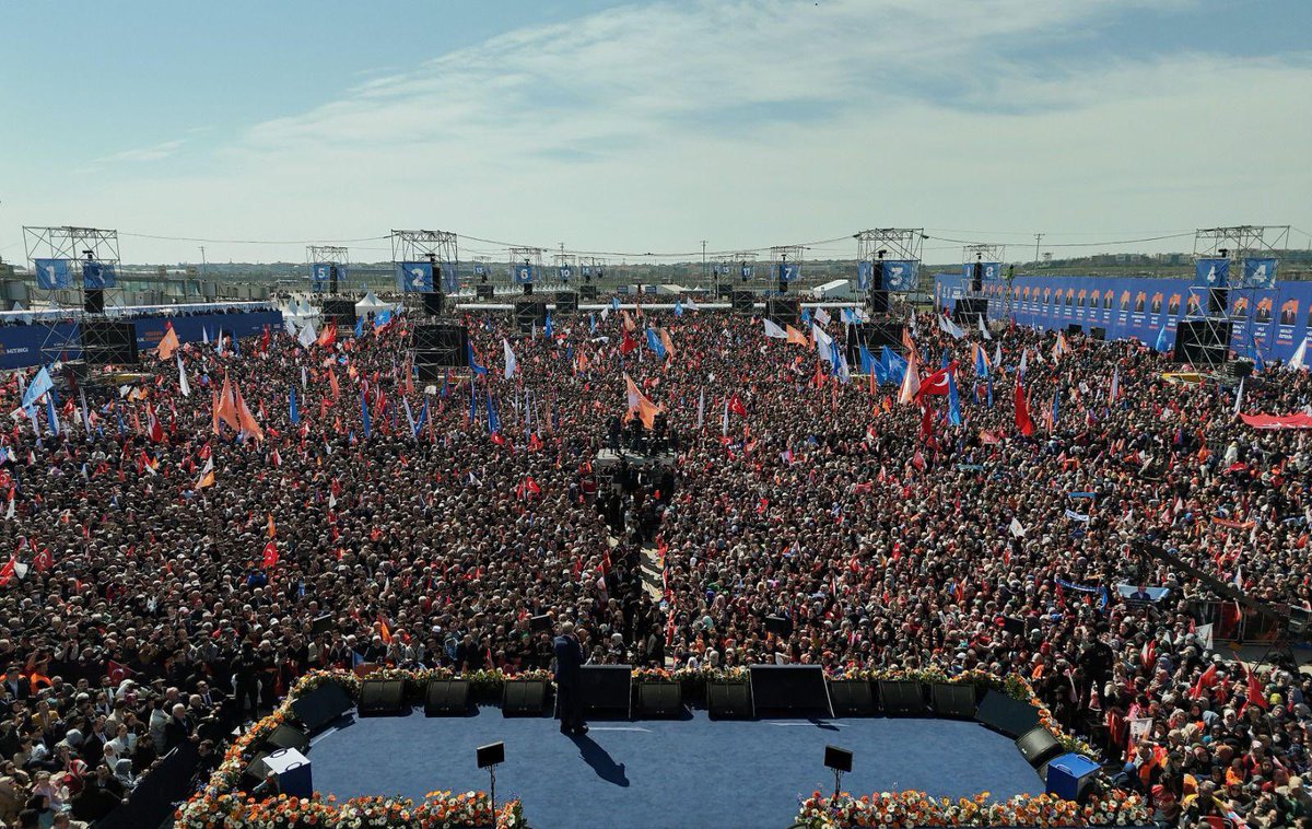 mfatihalis's tweet photo. İstanbul; 
“Aşkım İstanbul” diyen Cumhurbaşkanımız Recep Tayyip Erdoğan’ı yine bağrına bastı…

Aşkla bakanların zaferi!

#SağlamAdamSağlamİstanbul
#İstanbulunMuradı
#BirlikteBaşaracağız https://t.co/w56FtQhbrv