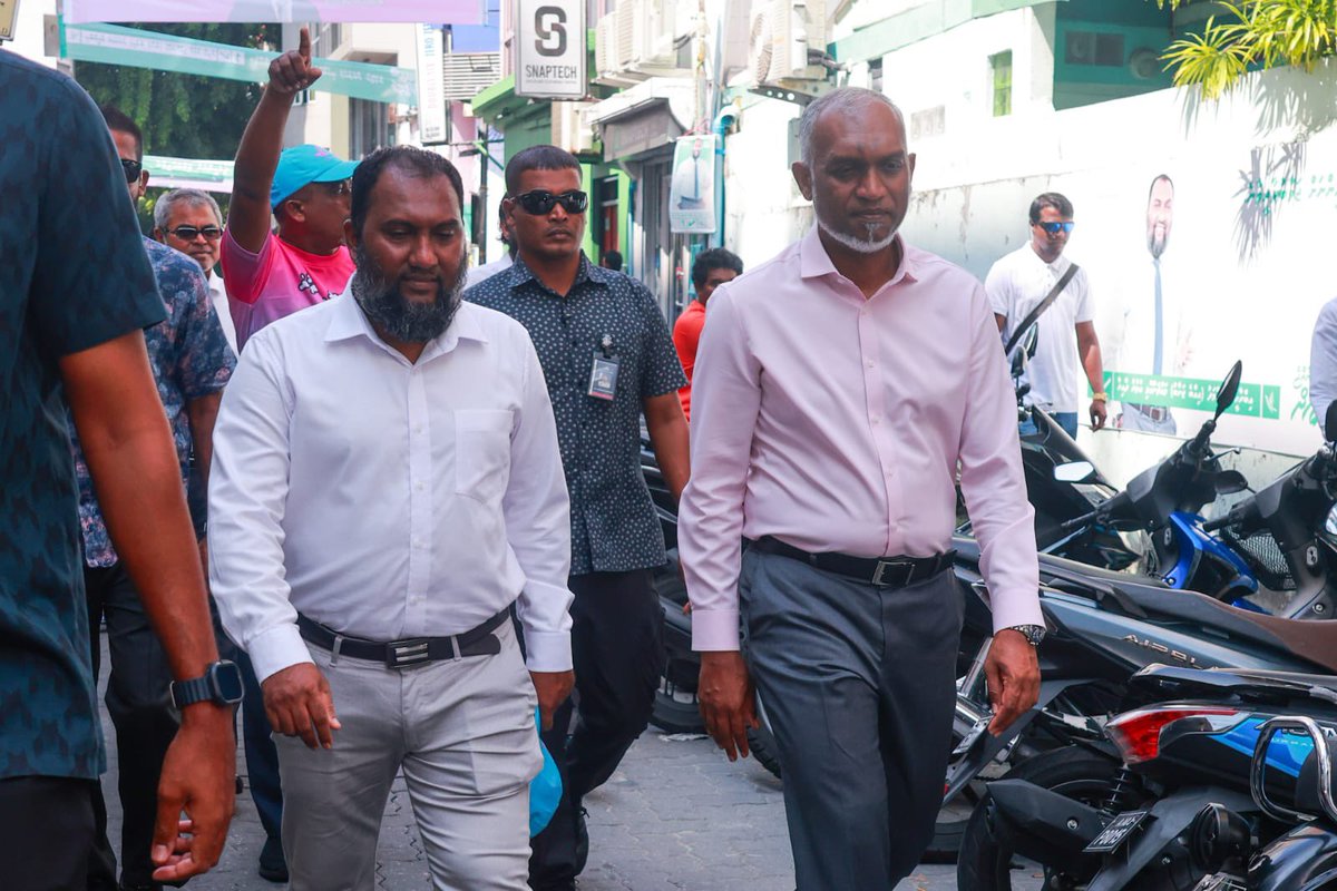 withDrMuizzu's tweet photo. Raees Dr @MMuizzu baiverive vadaigannava Majlis2024 MahchanGolhi Uthuru dhaairaage PPM PNC Candidate @ibrahimjanab ah thaaeedh hoadhumah D2D Campaign kuriyah
@Arttey
#Majilis2024
#MuizzuDhuveli
#Ibbe2024
#MachangolhiUthuru
#T07
#DhiveheengeRaajje https://t.co/dchjhaZiZn