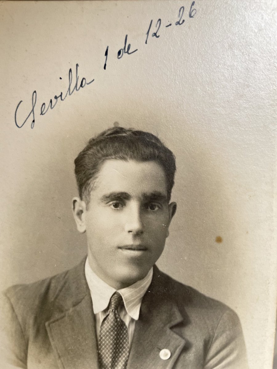 barrinto's tweet photo. Mi abuelo Isaías, empleado de Obras de Telefónica, y sus compañeros se retrataron en Sevilla en 1926 cuando fueron a montar el teléfono automático https://t.co/epzOsxIs7a
