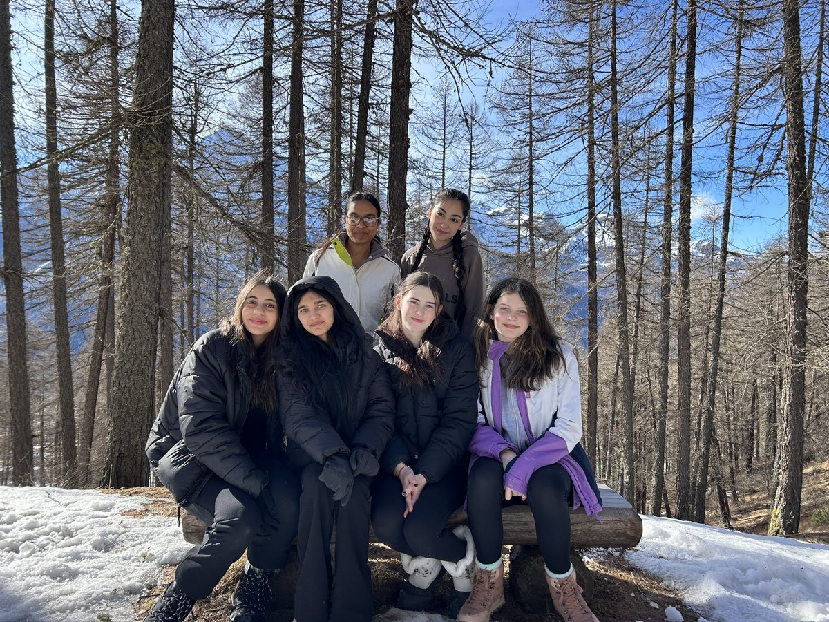 Most of us took a walk through the woods to breathe some mountain air and take in the gorgeous views! Some of us also slipped in the snow, but we won’t speak about that ❄️