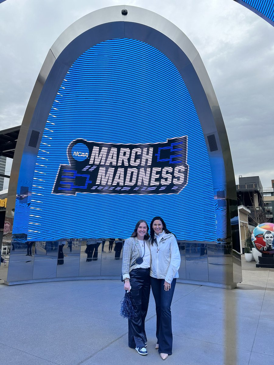 No better day than a #Marquette game day! 💙🦅💛 #MMselfie #roundof32
#marchmadness