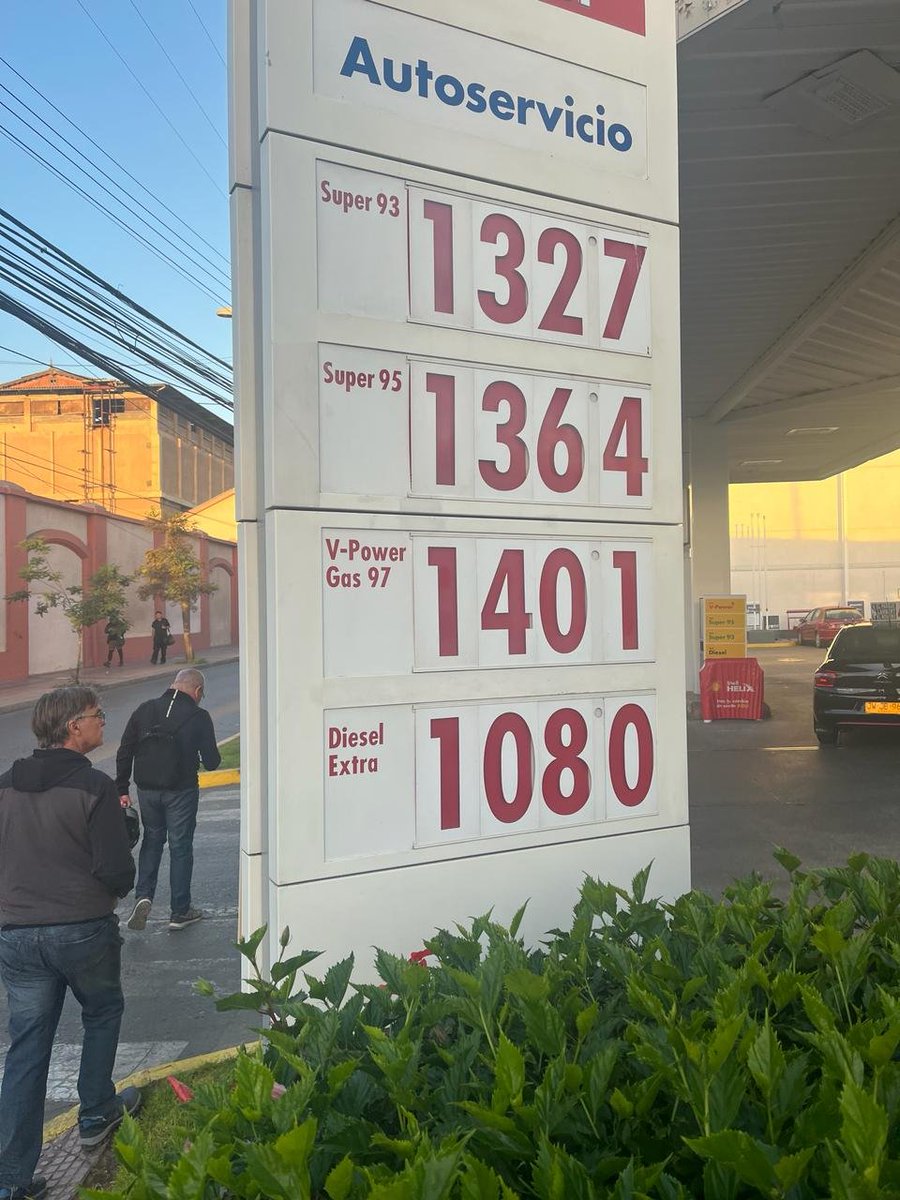 SalvaDiStefano's tweet photo. Estación de servicio en Chile, el dólar vale 1.000 pesos chilenos. Espero conclusiones https://t.co/ZAplmeZo0U