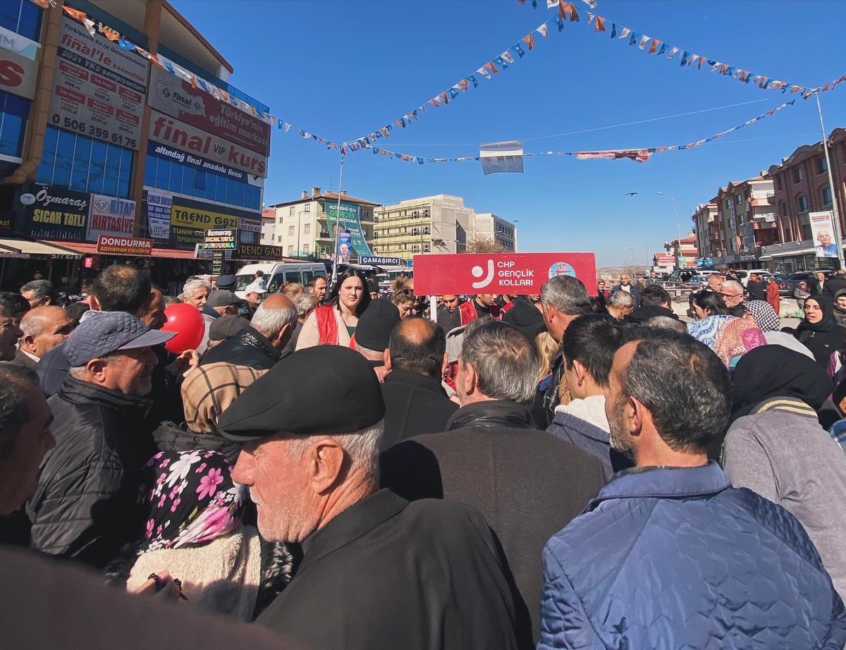 📍Karapürçek Mahallesi Gazi son durakta vatandaşlarımıza bez poşet dağıttık ve çocuklar için boyama, balon dağıtımı gerçekleştirdik. Standımızı ziyaret eden Sn. Ramazan Değerli ( @ramazandegerli2 ) başkanımıza teşekkürlerimizi sunuyoruz. #AzLafÇokİş @TolgaTurgut_06 @DrErkol