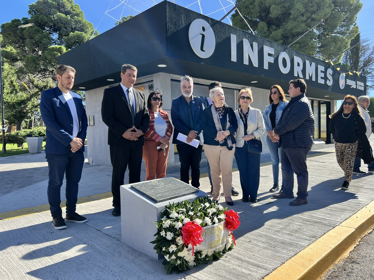 La @MuniRawson brindó un emotivo homenaje encabezado por @damianbiss con motivo del Día de la Memoria. Estuvieron presentes familiares de Juan Oscar y José Esteban Cugura; Elisa Cayul de Cugura y Myrddin Evans, víctimas del terrorismo de Estado en la ciudad de Rawson.