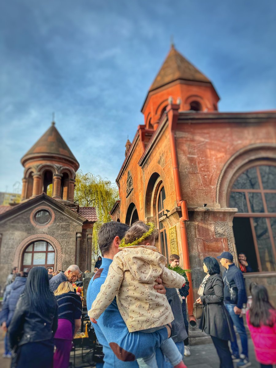 🌿Today, walking along the streets of #Armenia,you can see people w/wreaths on their heads &willow branches in their hands. This means that🇦🇲celebrates #PalmSunday, #Tsakhkazard. This day commemorates Jesus Christ's entry into Jerusalem, greeted w/flowers, palm,& olive branches.