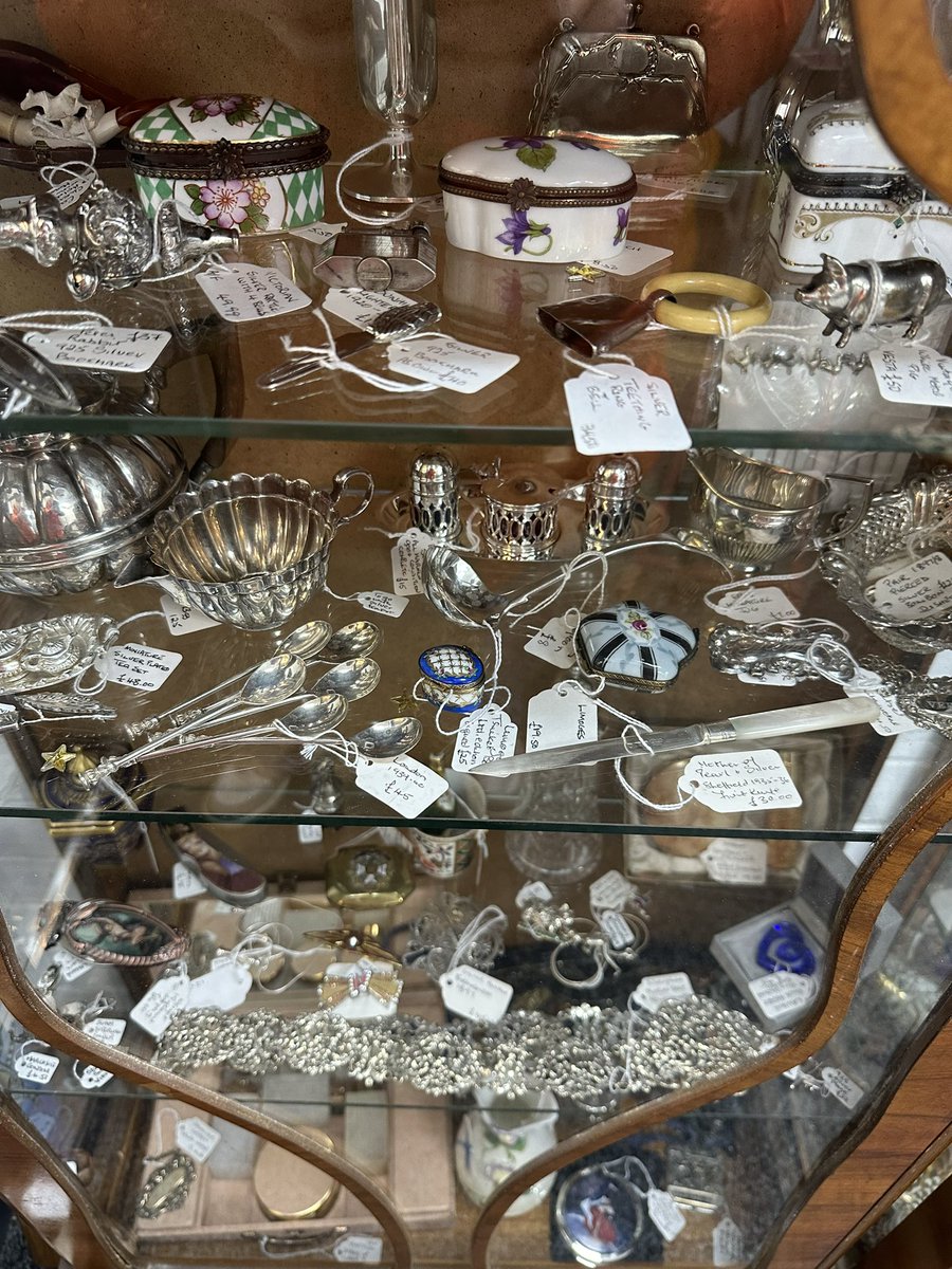 Pick your favourite item 👀 
#silver #antiquesilver #birminghamsilver #londonsilver #silvercruetset #silverspoons #astraantiquescentre #hemswell #lincolnshire
