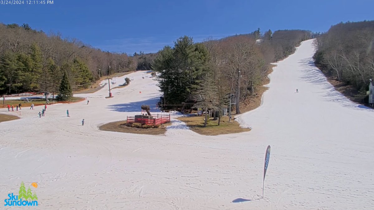 Final day of the season @SkiSundown in New Hartford, and despite all the rain this season, they still have 16 trails open with snow. More on how their investment in snowmaking makes business possible in warming winters, in our story from last month: fox61.com/article/news/l…