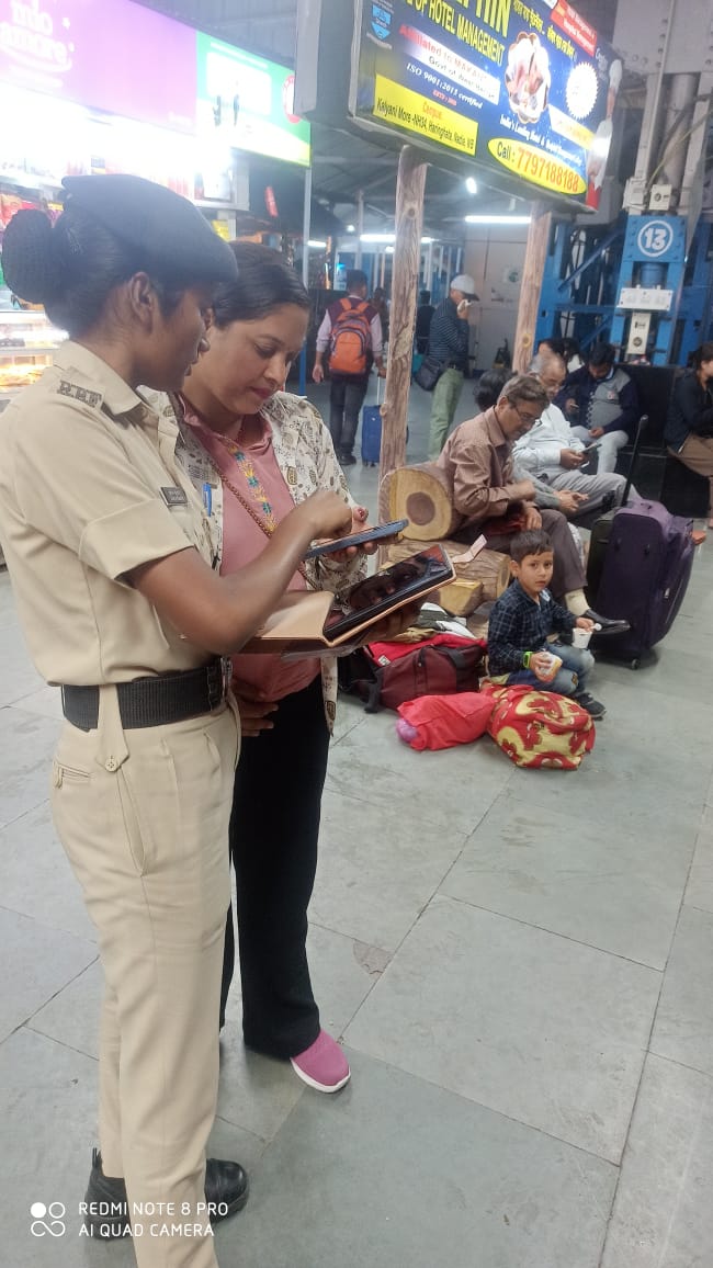 RpfpcNjp's tweet photo. On 24.03.2024, an awareness program conducted by officers &amp; staff of RPF/NJP the passengers awared  through "LED TV"  &amp; TAB  with advice to watch the videos on You Tube .  Also asked for  precautions to be taken while traveling  through  Railways . #Operation_Janjagran https://t.co/UZUuv0RRhY