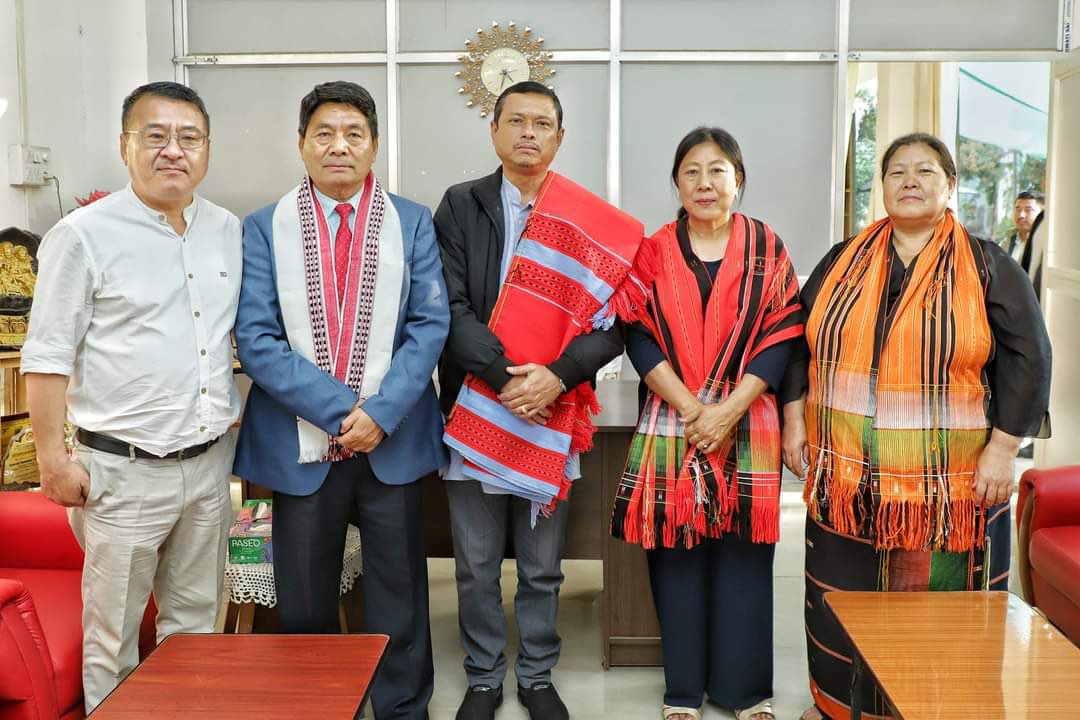 MuanZou7's tweet photo. #NPF #outer #Manipur MP #candidate Mr K. Timothy #Zimik will strengthen bonding @Tangkhul and #Angom clan of #Meitei, claim- originated from #Khangkhui caves #Ukhrul. Birencing had paved the way for duo #brotherhood in his recent visit.. will NPF OK #Meiteis #ST #demand now?! https://t.co/SELSxyztRb