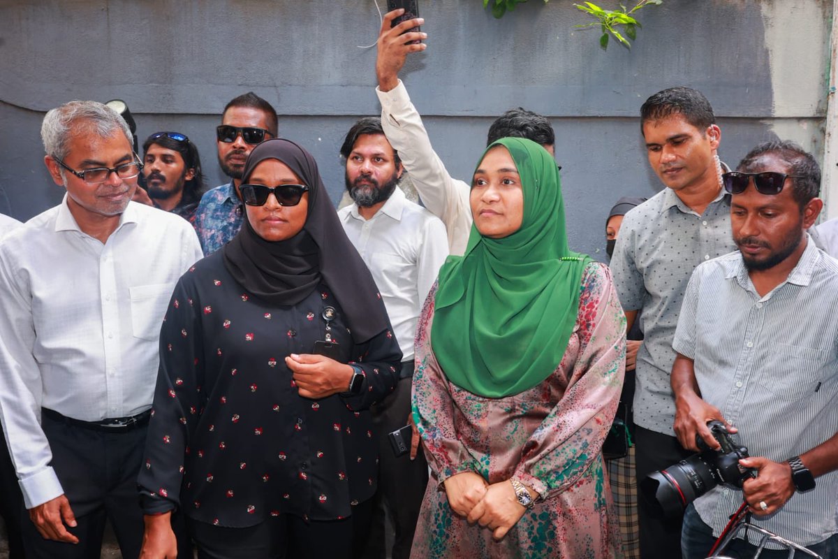 Humandust___'s tweet photo. Raees @MMuizzu baiverive vadaigannava Majlis2024 MahchanGolhi Uthuru dhaairaage PPM PNC Candidate @ibrahimjanab ah thaaeedh hoadhumah Door to Door Campaign kuriyah dhanee
#Majilis2024
#MuizzuDhuveli
#Ibbe2024
#MachangolhiUthuru
#T07
#DhiveheengeRaajje https://t.co/WDsVgEXDxu