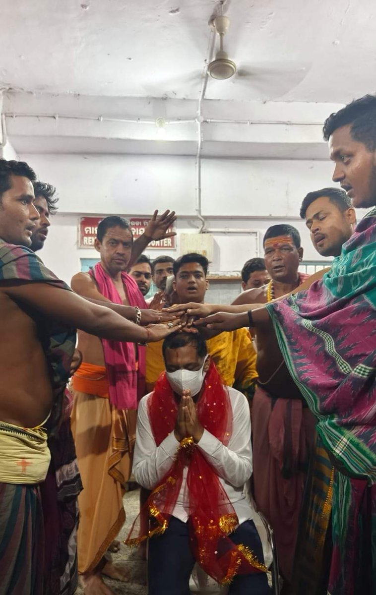 Sibanan74760704's tweet photo. ସମ୍ପୂର୍ଣ୍ଣ ସୁସ୍ଥ ହୋଇ ଆଜି ଯାଜପୁର ରେ ପହଞ୍ଚି ମା ବିରଜାଙ୍କୁ ଦର୍ଶନ କରି ଆଶୀର୍ବାଦ ନେଲେ ଆମ ସମସ୍ତଙ୍କ ପ୍ରିୟ ଭାଇ @bhabaprasaddas1 ।
@pranabpdas https://t.co/0Esn83dXzn