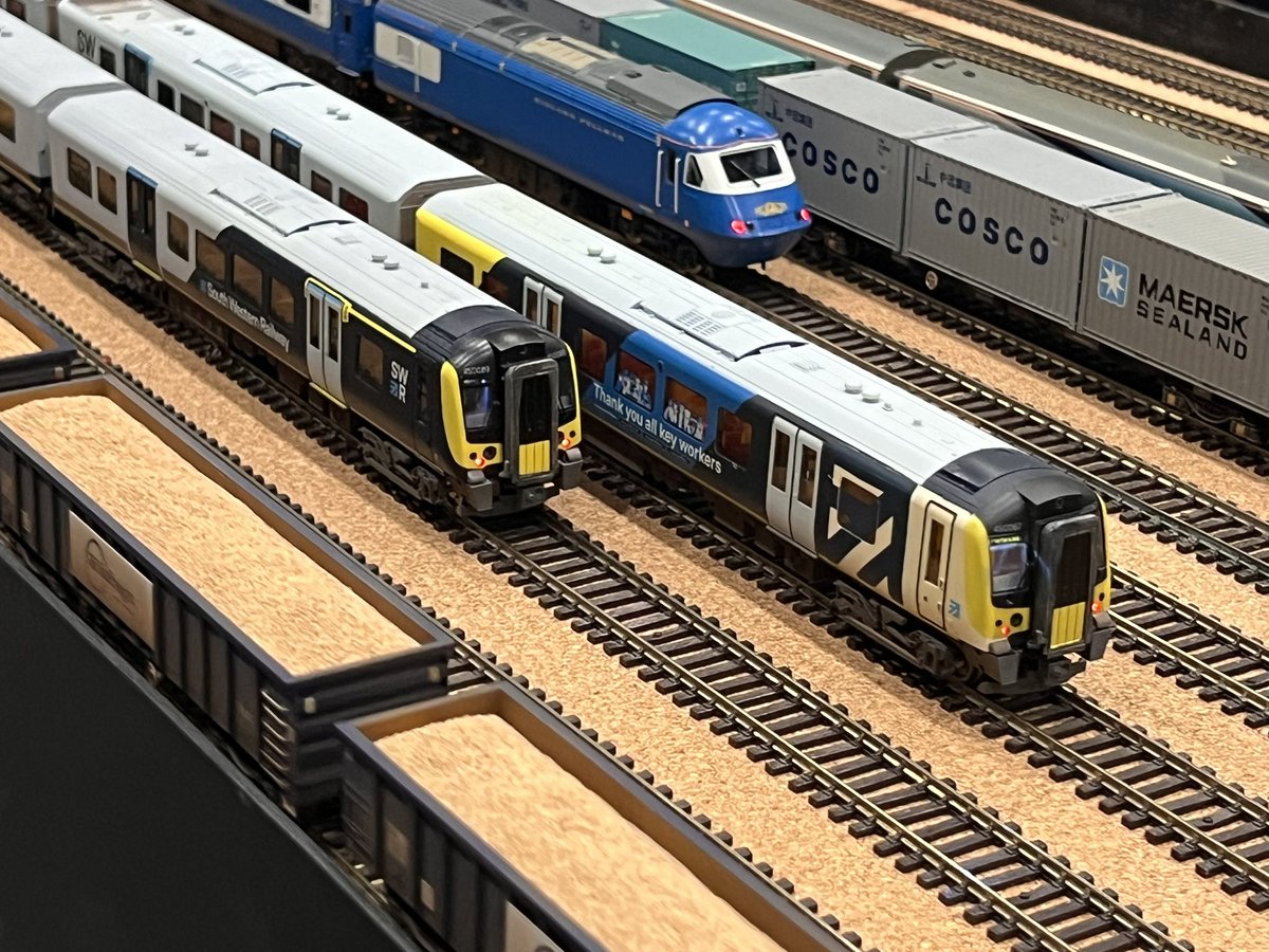 3CIG_Max's tweet image. The fiddle yard on Gordon’s Lane. There’s no denying this is impressive. #TMRGUK #TwitterModelTrainShow