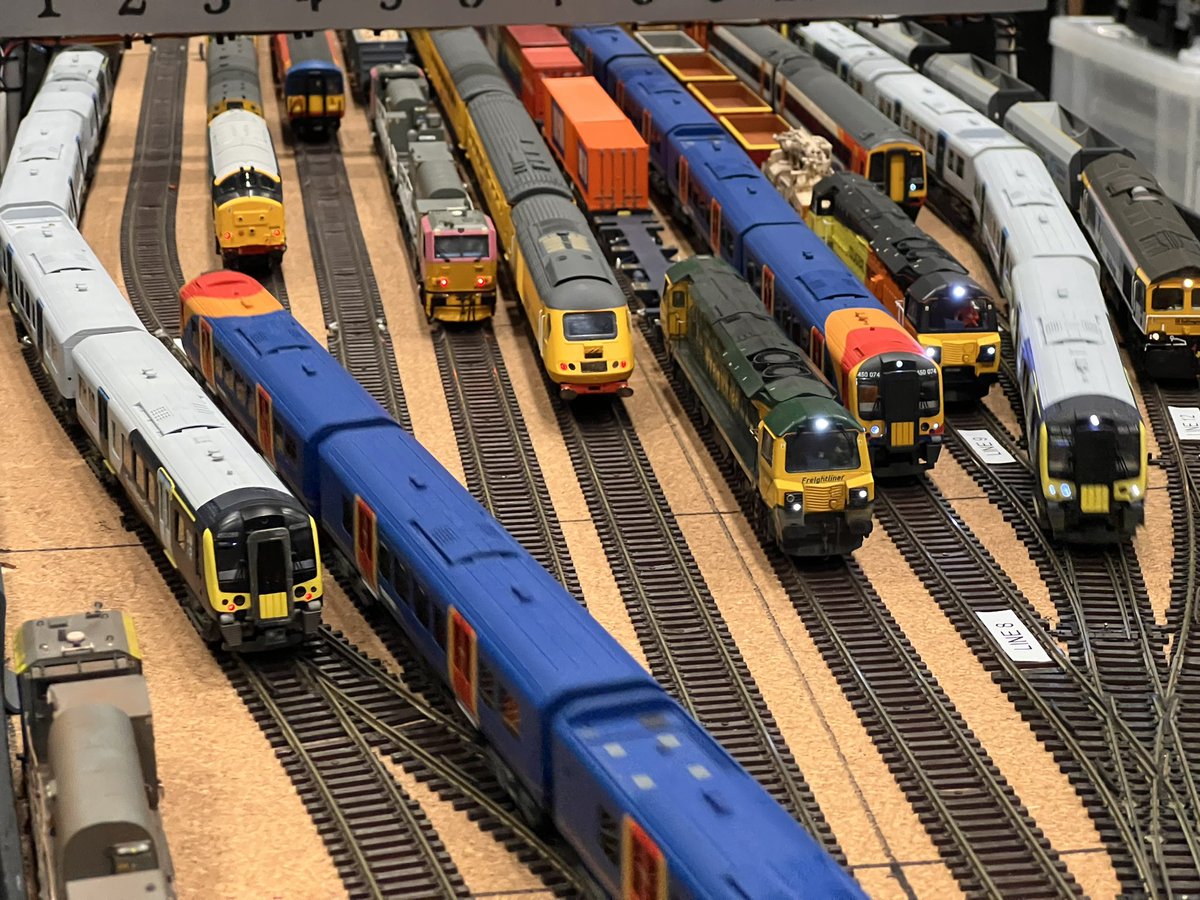 3CIG_Max's tweet image. The fiddle yard on Gordon’s Lane. There’s no denying this is impressive. #TMRGUK #TwitterModelTrainShow