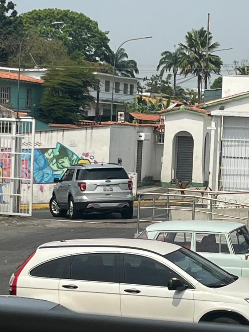 barcenasluis's tweet photo. Hoy 24-marzo, 10:40am, una mujer en una camioneta Ford, chocó nuestro carro ESTACIONADO dentro del CC El Patio (Excelsior Gama, 3ra Av de LPG), y se dio a la fuga. 
Por desgracia, no tenemos una mejor imagen, y el CC nos ayudó en poco.  Si alguien la vio, escriban por acá.. https://t.co/matmXItlqY