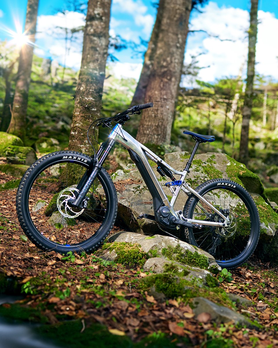 YMUKofficial's tweet image. Cool fact 💡 In 1993, Yamaha created the world’s first production eBike.

The MORO 07 30th Anniversary eMTB celebrates this milestone with an exclusive limited edition Factory Silver colour inspired by Yamaha's Grand Prix-winning motocross bikes.

#Yamaha #eMTB #Cycling