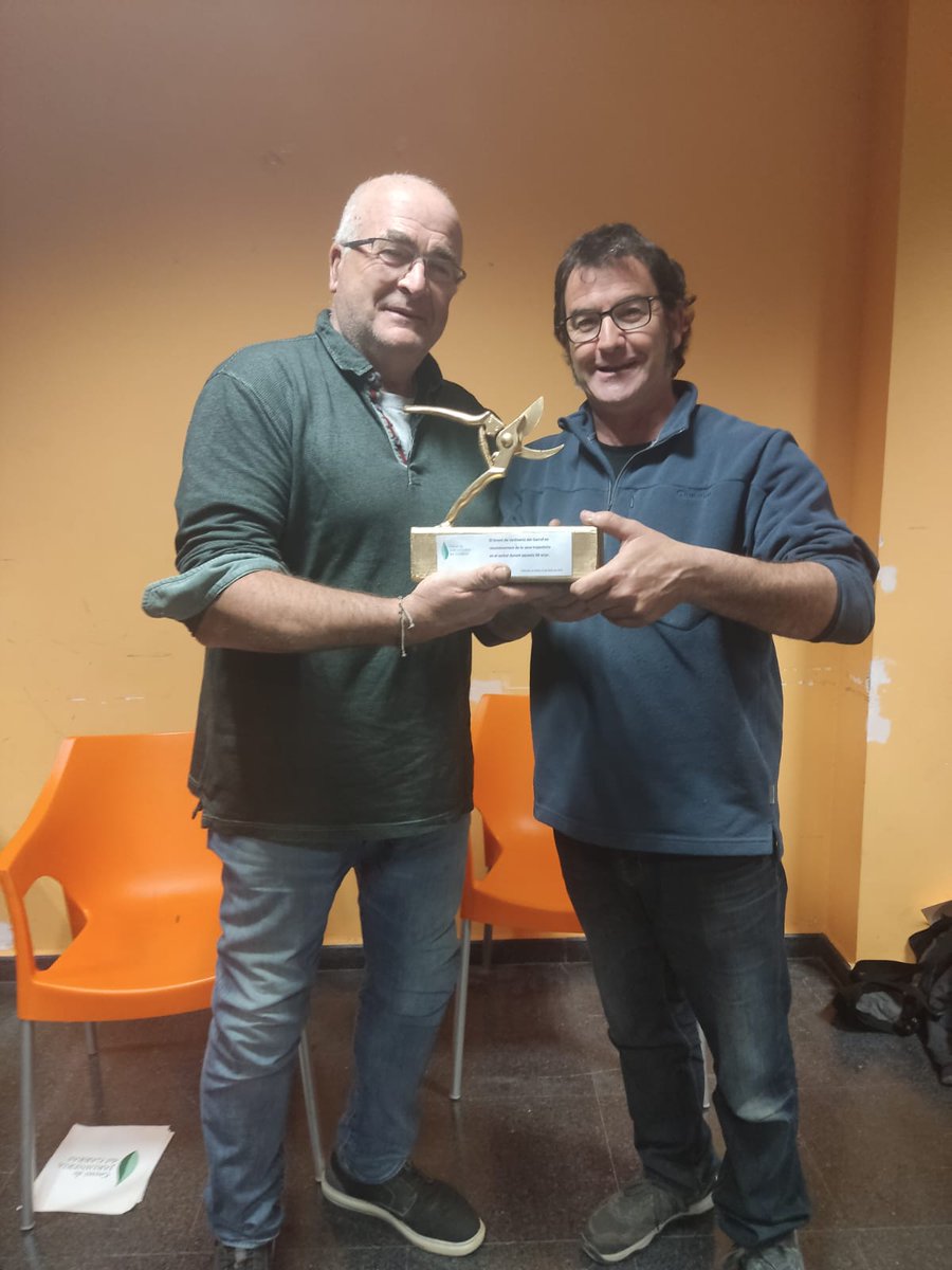 Aquest cap de setmana hem tingut l'assamblea anual de socis del gremi. 
Des de la junta hem volgut fer-li un reconeixement a l'empresari Joan Montaner pels seus 50 anys de trajectòria en el sector essent autònom des del 1974. 
Moltes felicitats company!
#TisoraDor