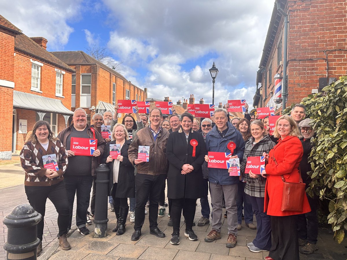 Thank you to everyone who joined us to campaign in Theale today! Wonderful reception on the doors - voters in Theale are ready for a fresh start with Labour🌹⁦