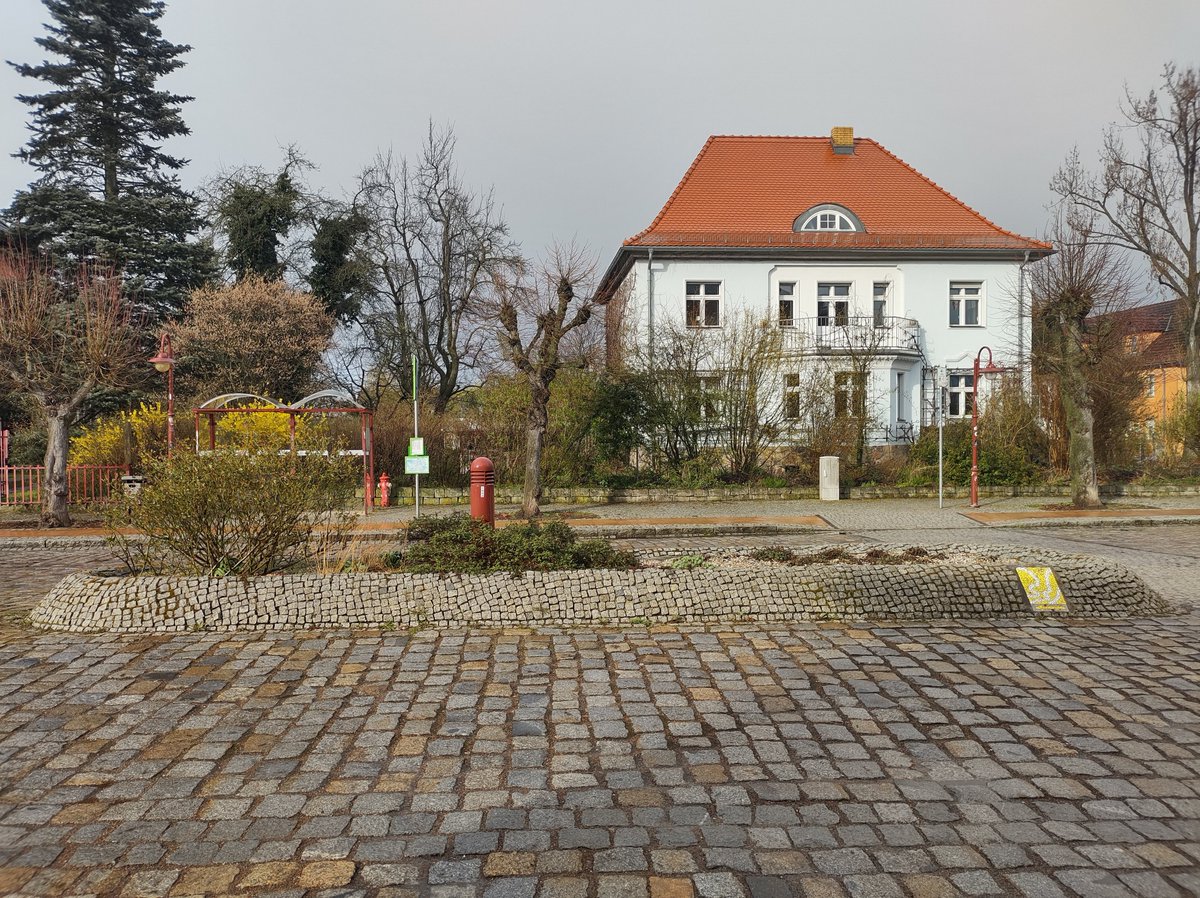 Thanks to abrupt cancellation of #deutschebahn regional trains southwards from #BadBelzig onward, I shared a ride with 50 unexpected passengers in a small bus from Bad Belzig to #Wittenberg and snapped some pics along the scenic rural #Germany.
#gdlstreik