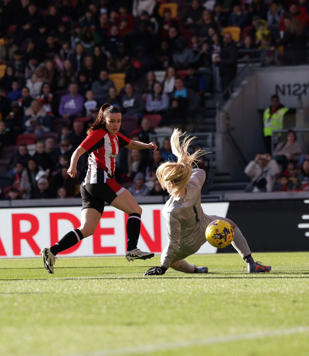 BrentfordFCW's tweet photo. Quality second half performance, Nikki 👊

#BrentfordFCW | #BrentfordFC https://t.co/4GFy4x5Py1