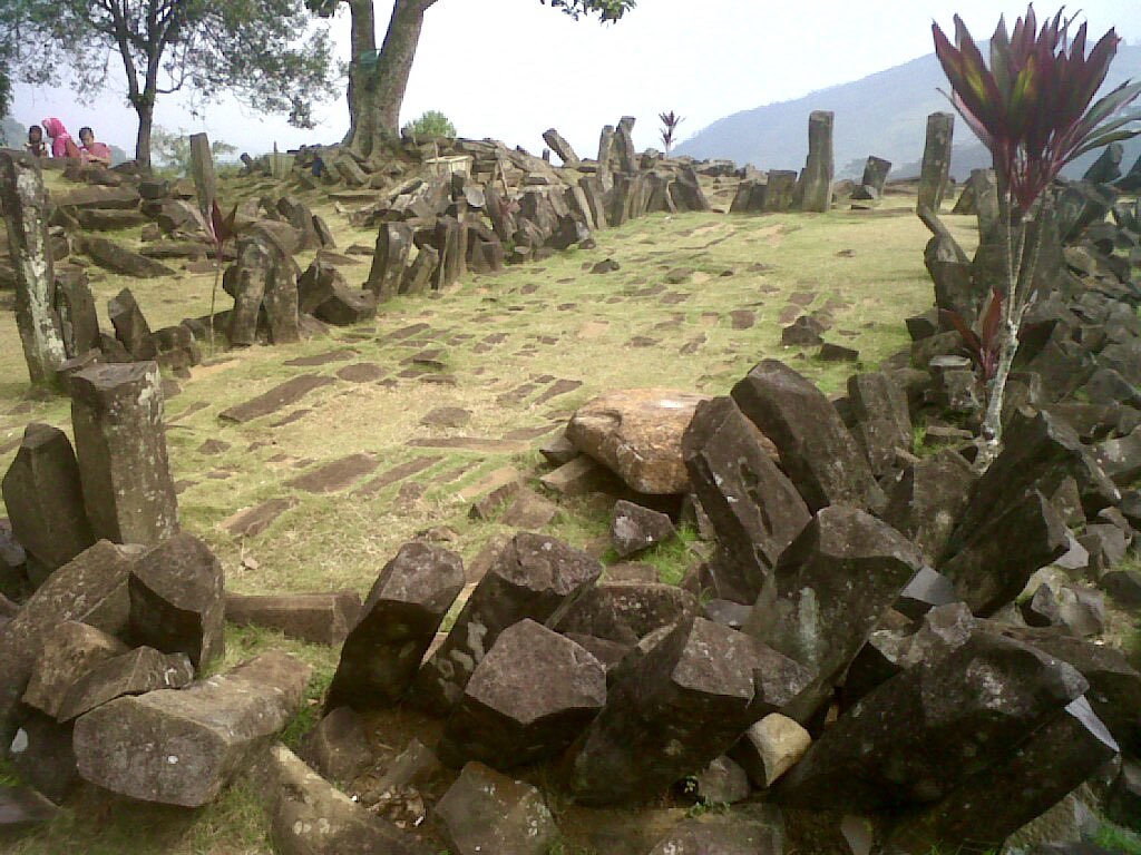 BrightInsight6's tweet photo. Gunung Padang, Indonesia 🇮🇩 
Debate between Academics and alternative researchers continues.

What do you think? Entirely Natural?
or,
Ancient geo-engineered hill, developed into Terraces, in a Pyramidal shape? https://t.co/SIqeNU7xF6
