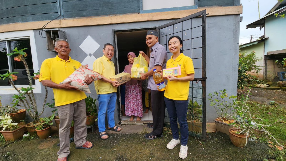 simkuihian's tweet photo. Sharing the joys of Hari Raya Adilfitri 2024/1445H with some of less fortunate families in #N14 #BatuKawa
 
Annual tradition since 2016, one of activities during major festivals by #teamdrsim with love.

Together we can make a better Batu Kawa for everyone calling Batu Kawa home https://t.co/OVo58RVU2S
