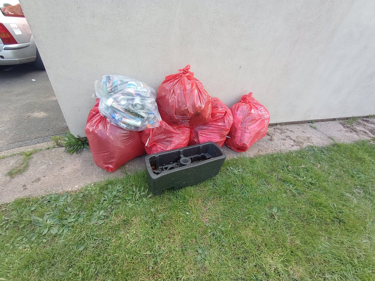 Julie27Rose's tweet photo. I must be mad, out litter picking at 8.00 am this morning. Just the three of us, covered three areas today.
Thank you to @NewportCouncil @NewportCityH for the collection of bags and rubbish.
#Keepingthecommunityclean https://t.co/fOFtcGBs8N