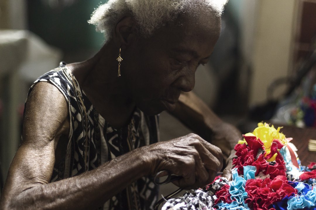 #FotoDeLaSemana: En un apartamento del edificio Cuba, en La Habana Vieja, Liduvina (82 años) teje su historia de vida. Entre retazos de tela dispersos, crea alfombras que son reflejo de su talento y esperanza. 📸 Yarelis González Collado Conoce más sobre ella en ALT