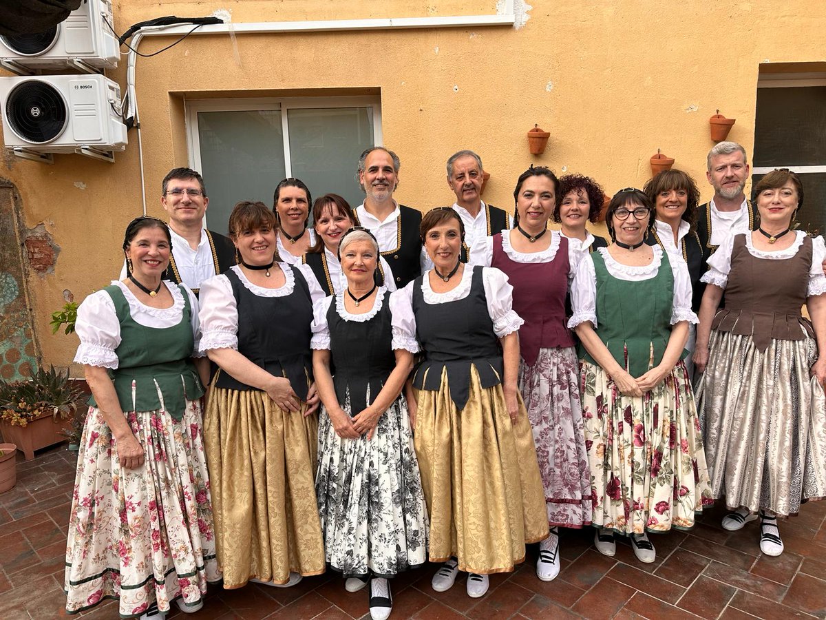Preparats el grup de mares i pares per ballar a la 19a. Roda d'esbarts Catalonia al Teatre Casal Catòlic de Sant Andreu.